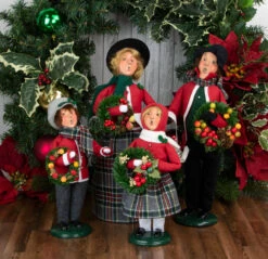 Byers' Choice - Walker Family Man Caroler -Finest Christmas Decoration Byers Choice Walker Family With Wreathes 2022 1222W 1222M 1222G 1222B 01444.1648485652