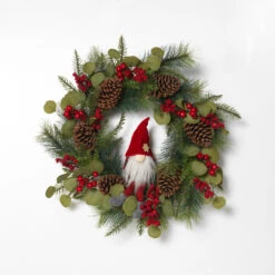 24" Holiday Pine & Berry Wreath With A Gnome